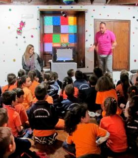 Alumnos del CEIP Agustín Espinosa estrenan El Museo de los Cuentos por el que pasarán 3.500 escolares. · foto 1