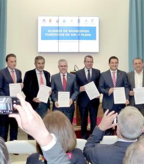 Adeje, Arona y San Bartolomé de Tirajana fundan la alianza de destinos turísticos más importante del país. · foto 3