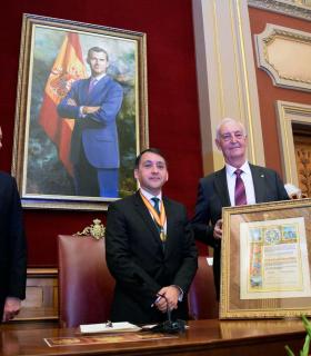 José Manuel Ledesma recibe su título como cuarto cronista oficial de la ciudad. · foto 1