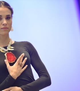 La joyería, la bisutería y los complementos irrumpen con fuerza en la primera de las pasarelas de la Feria Internacional de la Moda de Tenerife. · foto 8
