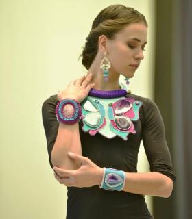 La joyería, la bisutería y los complementos irrumpen con fuerza en la primera de las pasarelas de la Feria Internacional de la Moda de Tenerife. · foto 5