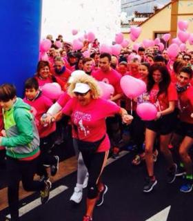 Los Realejos se volverá a teñir de rosa este domingo en la carrera solidaria de referencia de la isla. · foto 3