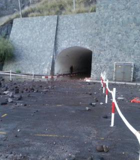 El fuerte oleaje provoca destrozos en la costa de Tacoronte por más de 8.000 euros. · foto 2