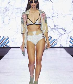 La moda baño y para vestir a la mujer deslumbró en las las pasarelas de la Feria Internacional de la Moda de Tenerife. · foto 1
