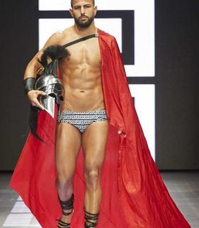 La moda baño y para vestir a la mujer deslumbró en las las pasarelas de la Feria Internacional de la Moda de Tenerife. · foto 2