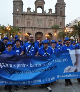El Ayuntamiento de Las Palmas de Gran Canaria ilumina cuatro edificios emblemáticos de azul sumándose a una campaña internacional en favor del autismo. · foto 3