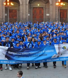 El Ayuntamiento de Las Palmas de Gran Canaria ilumina cuatro edificios emblemáticos de azul sumándose a una campaña internacional en favor del autismo. · foto 4