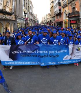 El Ayuntamiento de Las Palmas de Gran Canaria ilumina cuatro edificios emblemáticos de azul sumándose a una campaña internacional en favor del autismo. · foto 2
