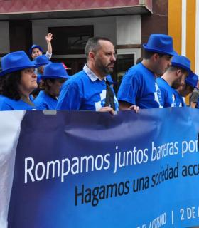 El Ayuntamiento de Las Palmas de Gran Canaria ilumina cuatro edificios emblemáticos de azul sumándose a una campaña internacional en favor del autismo. · foto 1