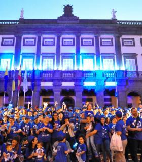 El Ayuntamiento de Las Palmas de Gran Canaria ilumina cuatro edificios emblemáticos de azul sumándose a una campaña internacional en favor del autismo. · foto 5