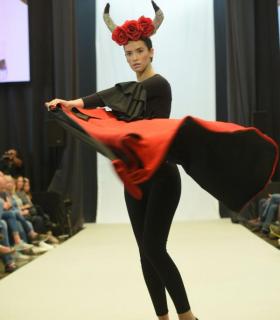 La pasarela central de la Feria Internacional de la Moda de Tenerife acogió en la mañana de hoy domingo un desfile de joyas, bisutería y complementos. · foto 5