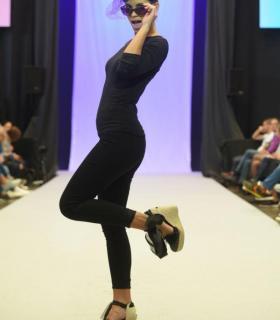 La pasarela central de la Feria Internacional de la Moda de Tenerife acogió en la mañana de hoy domingo un desfile de joyas, bisutería y complementos. · foto 6