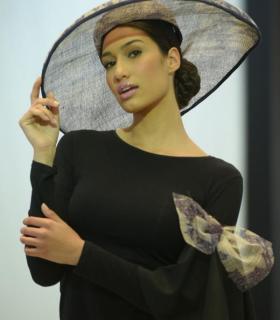 La pasarela central de la Feria Internacional de la Moda de Tenerife acogió en la mañana de hoy domingo un desfile de joyas, bisutería y complementos. · foto 3