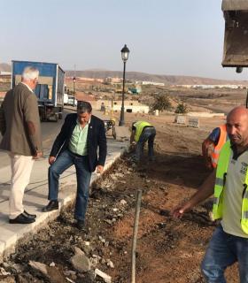 El Ayuntamiento de Puerto del Rosario asfalta los aparcamientos y embellece el entorno del Hospital. · foto 2