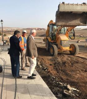 El Ayuntamiento de Puerto del Rosario asfalta los aparcamientos y embellece el entorno del Hospital. · foto 1