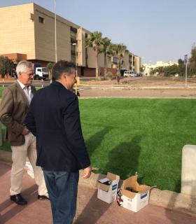 El Ayuntamiento de Puerto del Rosario asfalta los aparcamientos y embellece el entorno del Hospital. · foto 3