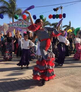 La Feria de Abril viste de luces y flamenco Caleta de Fuste. · foto 4