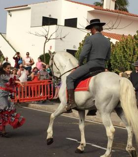 La Feria de Abril viste de luces y flamenco Caleta de Fuste. · foto 2