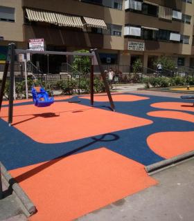 El Ayuntamiento de Santa Cruz de Tenerife mejora las zonas de juego infantil de la plaza Los Sabandeños. · foto 1