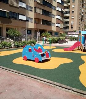 El Ayuntamiento de Santa Cruz de Tenerife mejora las zonas de juego infantil de la plaza Los Sabandeños. · foto 2