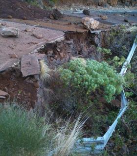 El Cabildo de La Palma cierra al tráfico la carretera de Martín Luis-Bajamar por un desprendimiento. · foto 2