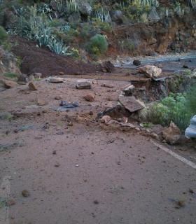 El Cabildo de La Palma cierra al tráfico la carretera de Martín Luis-Bajamar por un desprendimiento. · foto 1