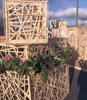 Más de 10 mil flores adornan las calles de Guía en la IX edición de su Pascua Florida. · foto 24