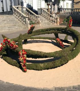 Más de 10 mil flores adornan las calles de Guía en la IX edición de su Pascua Florida. · foto 12