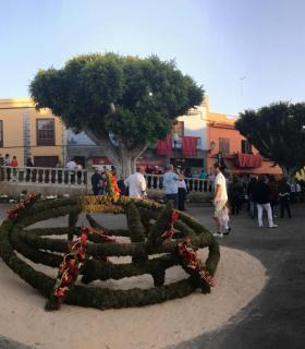 Más de 10 mil flores adornan las calles de Guía en la IX edición de su Pascua Florida. · foto 26