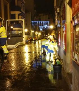 Los servicios de limpieza retiran cerca de 19.000 kilos de residuos de las calles de la ciudad tras la Noche de Reyes · foto 1