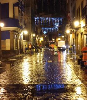 Los servicios de limpieza retiran cerca de 19.000 kilos de residuos de las calles de la ciudad tras la Noche de Reyes · foto 2