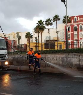 Los servicios de limpieza retiran cerca de 19.000 kilos de residuos de las calles de la ciudad tras la Noche de Reyes · foto 3