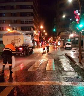Los servicios de limpieza retiran cerca de 19.000 kilos de residuos de las calles de la ciudad tras la Noche de Reyes · foto 4