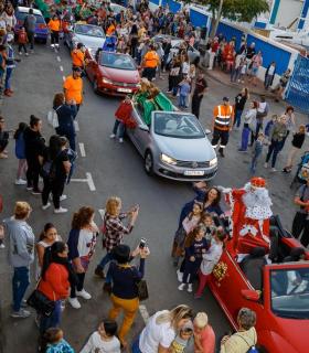 Más de medio millar de niños y familias recibieron a Los Reyes Magos en su desembarco en Arguineguín · foto 2