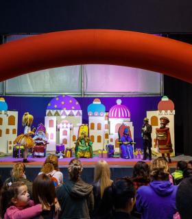Más de medio millar de niños y familias recibieron a Los Reyes Magos en su desembarco en Arguineguín · foto 5