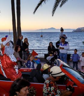 Más de medio millar de niños y familias recibieron a Los Reyes Magos en su desembarco en Arguineguín · foto 3
