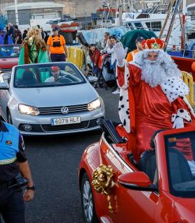 Más de medio millar de niños y familias recibieron a Los Reyes Magos en su desembarco en Arguineguín · foto 1