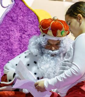 Más de medio millar de niños y familias recibieron a Los Reyes Magos en su desembarco en Arguineguín · foto 4