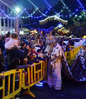 Miles de niños y niñas vivieron ansiosos e ilusionados la cabalgata de los Reyes Magos de Oriente de Güímar · foto 1