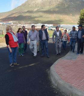 El alcalde de Gáldar inaugura una nueva calle en Pepita Rios que mejora la accesibilidad al colegio Los Quintana · foto 1
