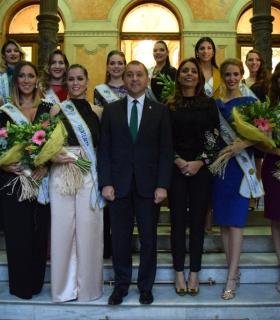 El alcalde recibe a las 31 aspirantes a Reina del Carnaval de Santa Cruz de Tenerife en sus tres modalidades · foto 4