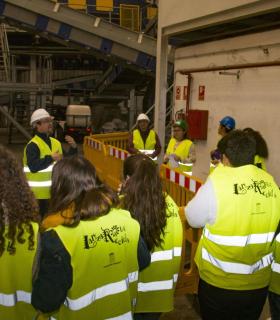 El Cabildo de Lanzarote retoma las visitas de los estudiantes al Complejo Ambiental de Zonzamas como pilar básico para impulsar la concienciación social sobre el reciclaje y la correcta separación selectiva de los residuos en origen · foto 2