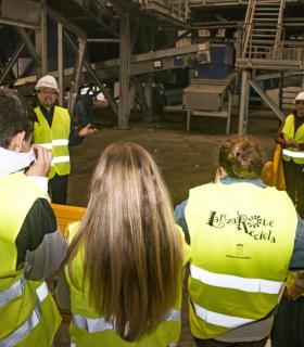 El Cabildo de Lanzarote retoma las visitas de los estudiantes al Complejo Ambiental de Zonzamas como pilar básico para impulsar la concienciación social sobre el reciclaje y la correcta separación selectiva de los residuos en origen · foto 1