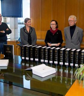 La Biblioteca Universitaria de la ULPGC recibe la donación de 20 volúmenes del Diccionario de Lengua Rumana · foto 1