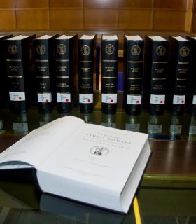 La Biblioteca Universitaria de la ULPGC recibe la donación de 20 volúmenes del Diccionario de Lengua Rumana · foto 2