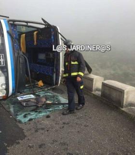 Dos personas heridas después de que el microbus en la que viajaban sufriera un vuelco lateral en la carretera CV-13 en La Gomera · foto 3