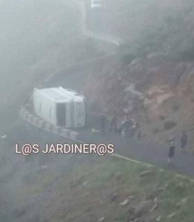 Dos personas heridas después de que el microbus en la que viajaban sufriera un vuelco lateral en la carretera CV-13 en La Gomera · foto 1