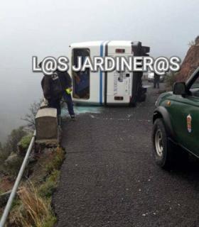 Dos personas heridas después de que el microbus en la que viajaban sufriera un vuelco lateral en la carretera CV-13 en La Gomera · foto 2