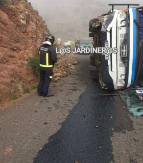 Dos personas heridas después de que el microbus en la que viajaban sufriera un vuelco lateral en la carretera CV-13 en La Gomera · foto 4