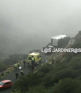 Dos personas heridas después de que el microbus en la que viajaban sufriera un vuelco lateral en la carretera CV-13 en La Gomera · foto 5